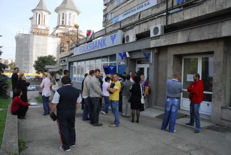 Zeci de clienţi ai Volksbank stau cu orele la coadă pentru a-şi semna noile contracte